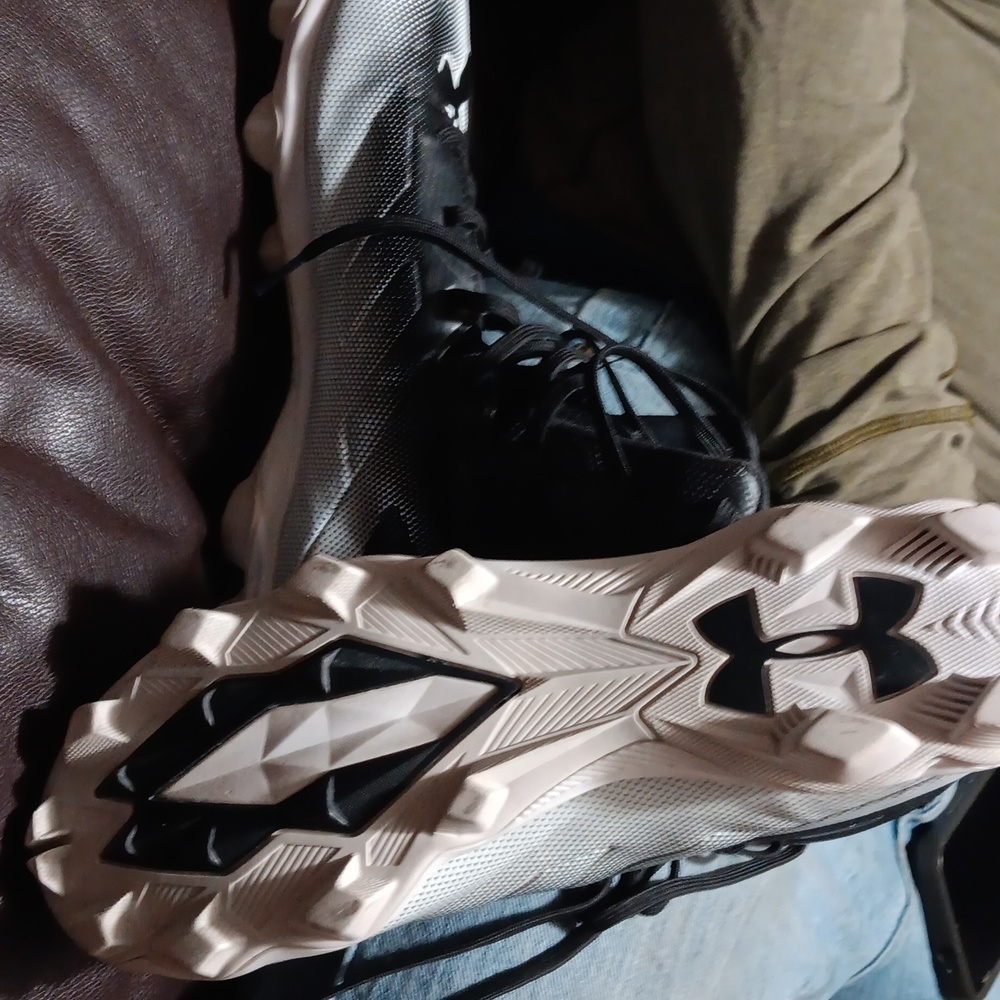 Under armor men's football cleats sz 8